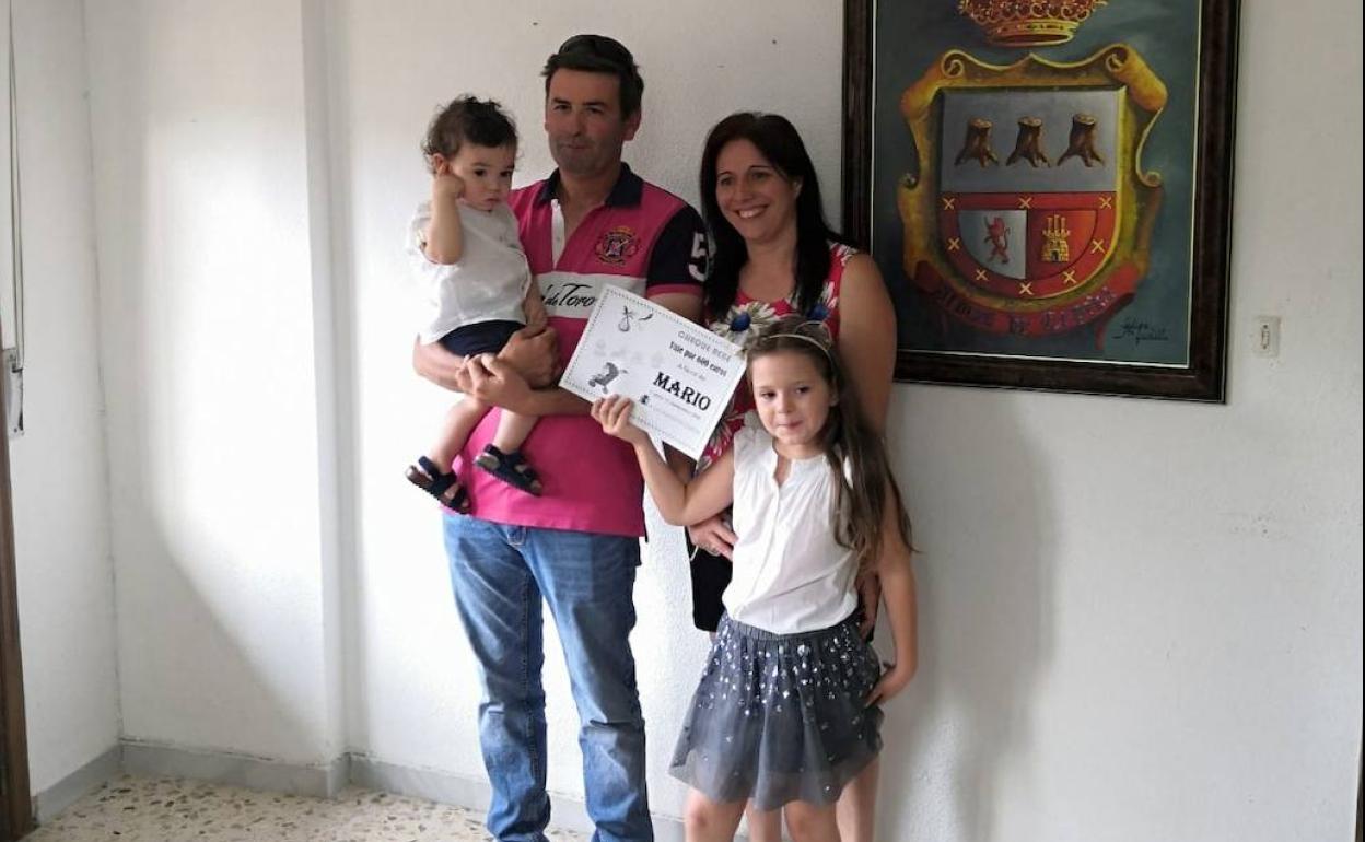 La familia de Mario Conde, durante el acto de entrega. 