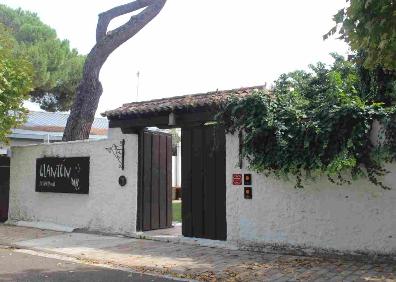 Imagen secundaria 1 - El propietario Javier Simal y el jefe de cocina, Jaime Ortega en el patio del restaurante Llantén 