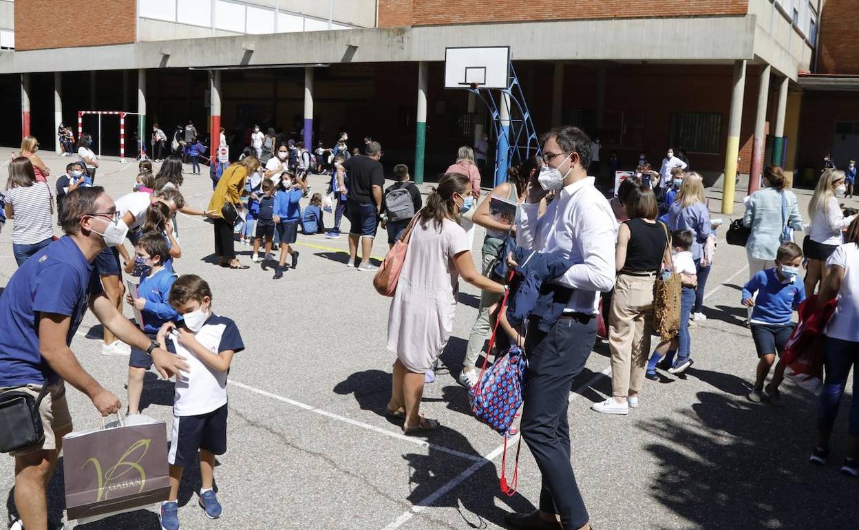 Patio del colegio Maristas el primer día del curso. 