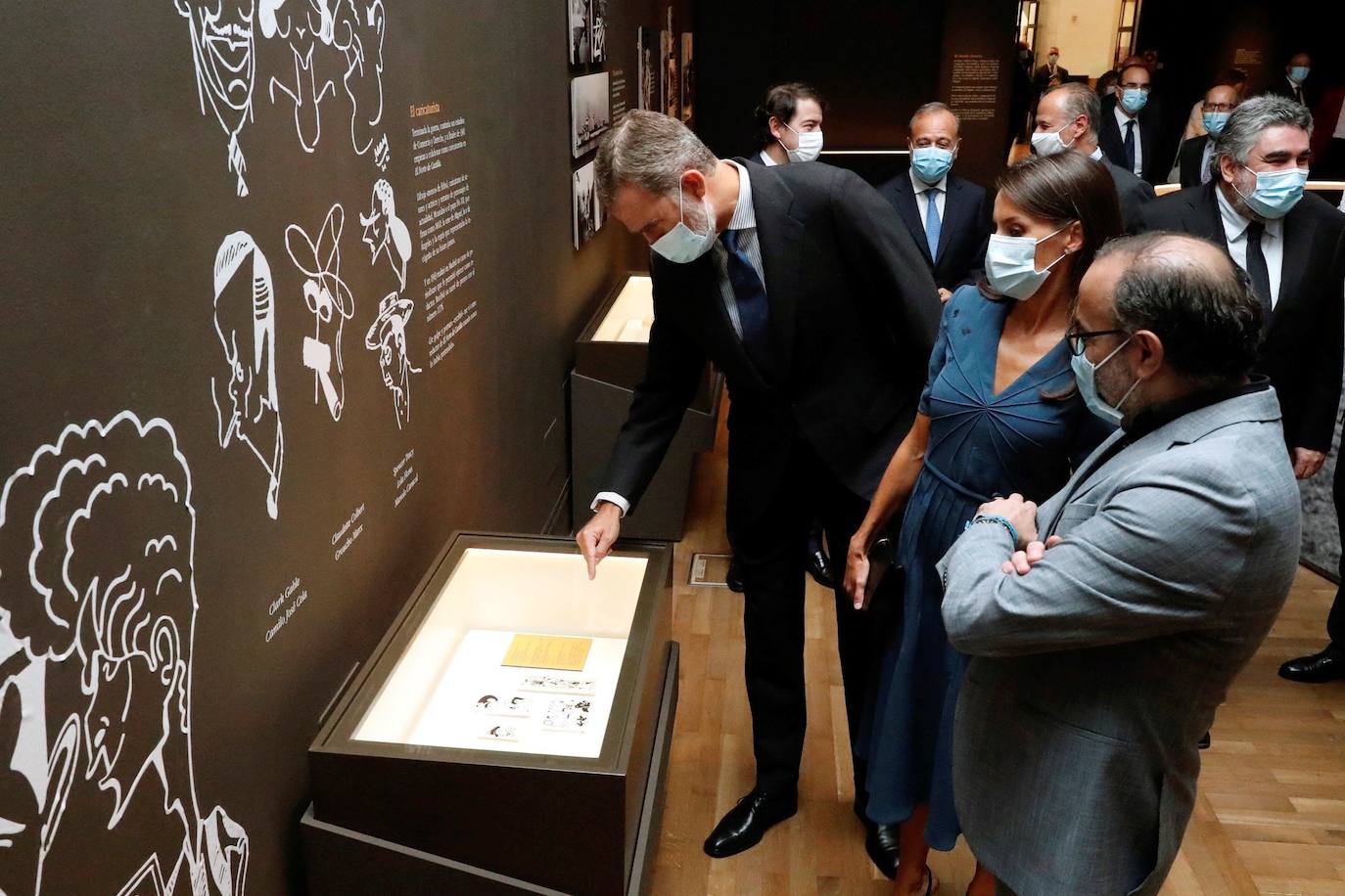 Los Reyes inauguran en la Biblioteca Nacional de Madrid la exposición sobre Miguel Delibes.