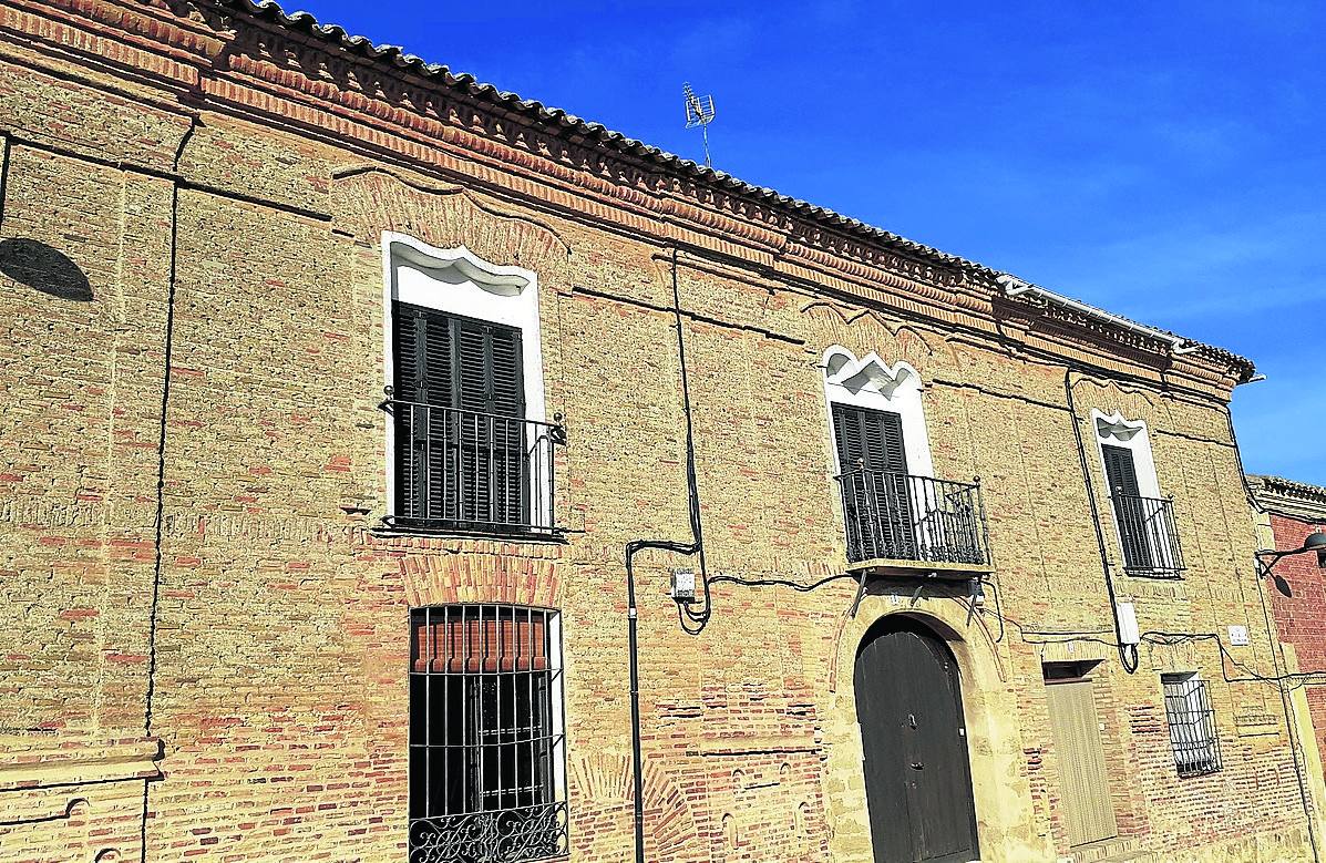 Casona que al parecer perteneció a los condes de Catres, y que fue en su día ayuntamiento y calazobo. 