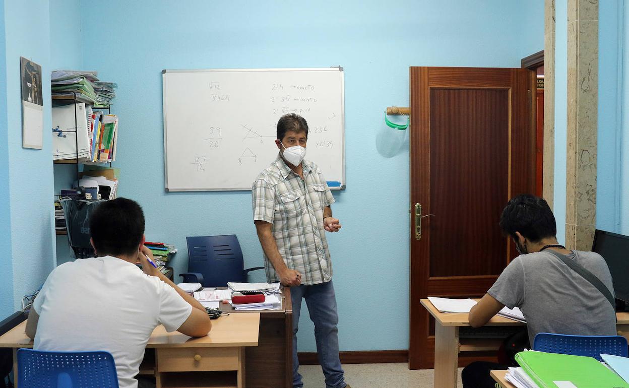 Dos alumnos, en clase de una academia Estudiolid, en Valladolid. 