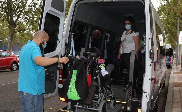 Imagen principal - Llegada al colegio en transporte adaptado, toma de temperatura y recorrido seguro por los pasillos. 