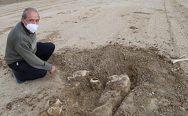 Francisco Trigueros muestra su hallazgo.