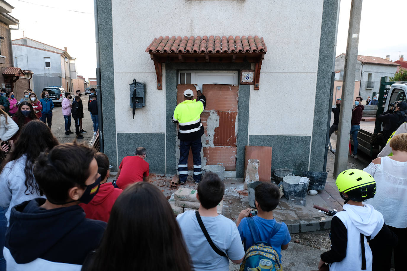 Fotos: Una protesta vecinal en Renedo consigue echar a la familia de okupas