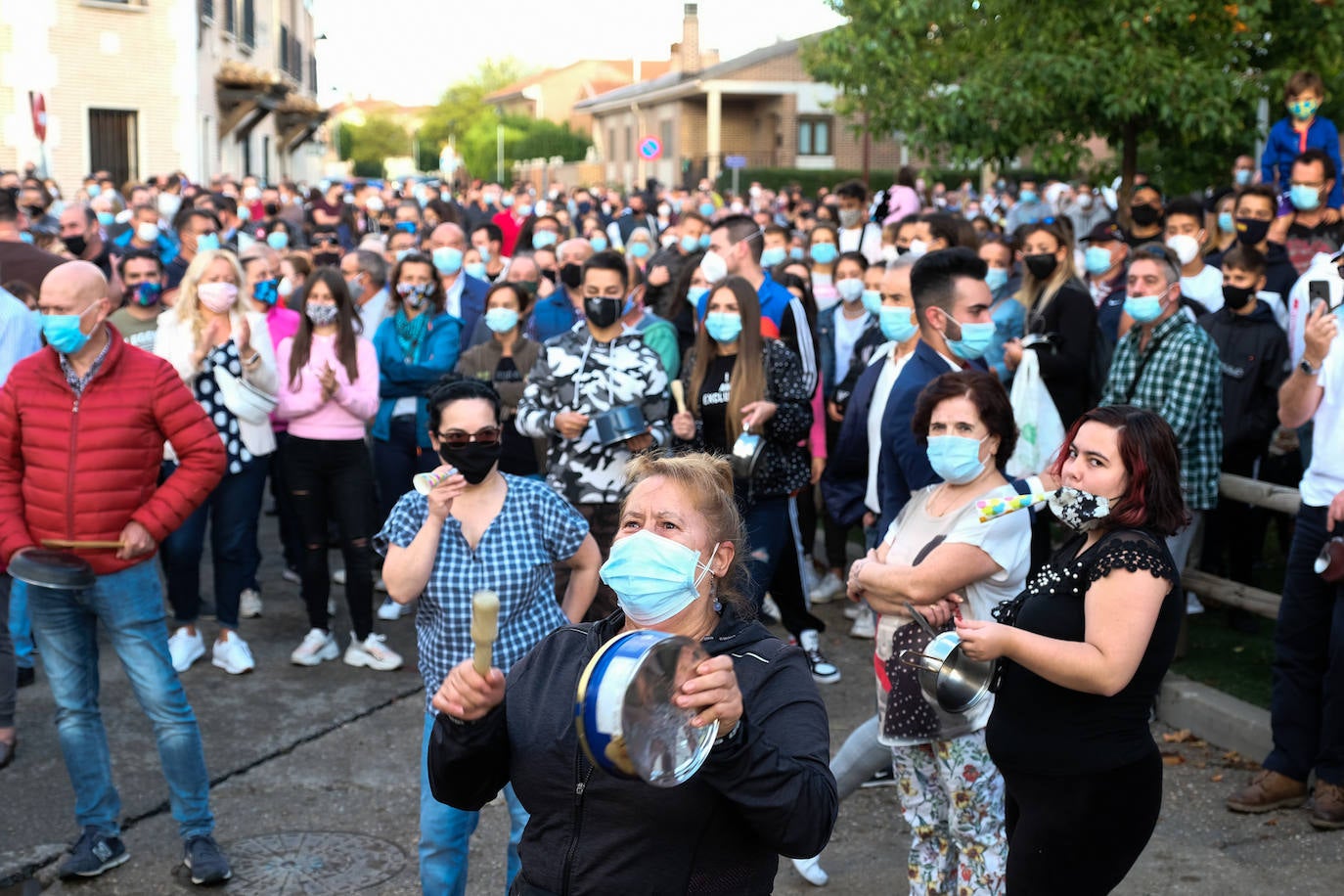 Fotos: Una protesta vecinal en Renedo consigue echar a la familia de okupas