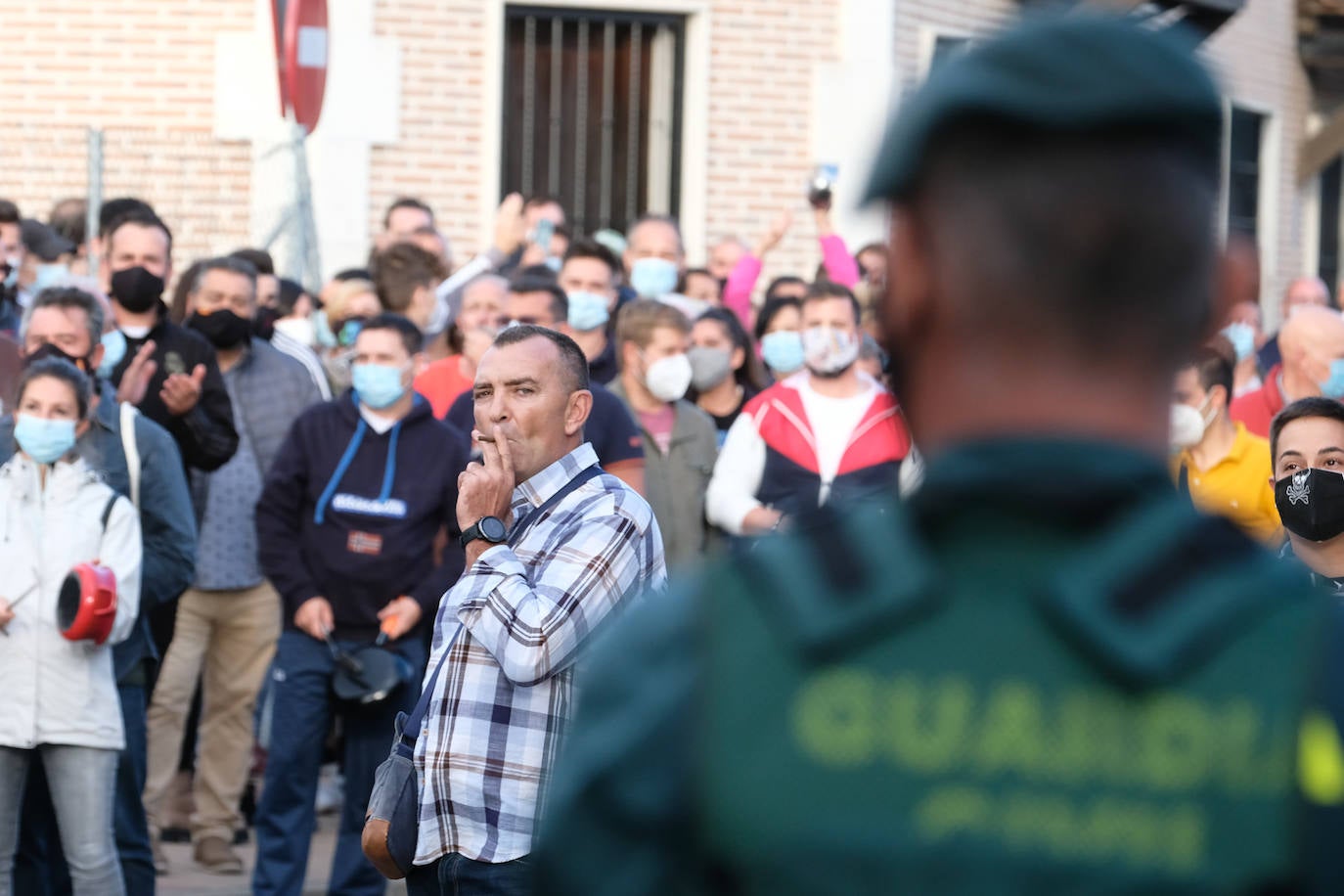 Fotos: Una protesta vecinal en Renedo consigue echar a la familia de okupas