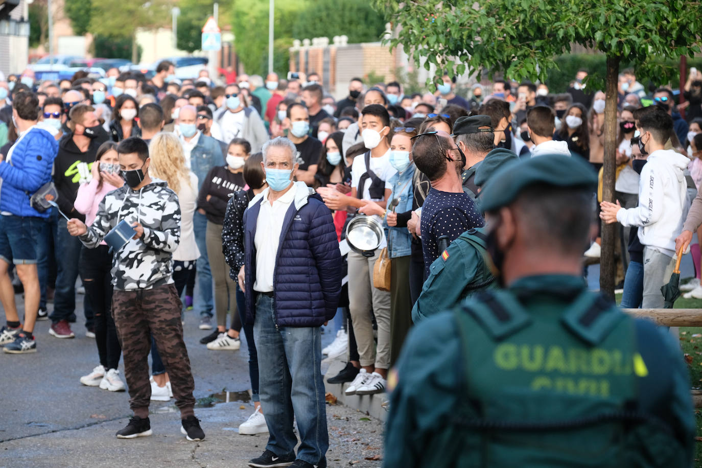 Fotos: Una protesta vecinal en Renedo consigue echar a la familia de okupas