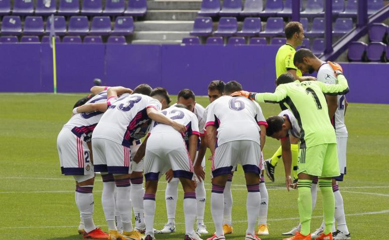 Los jugadores del Real Valladolid se conjuran antes de iniciar el choque del pasado domingo ante la Real Sociedad