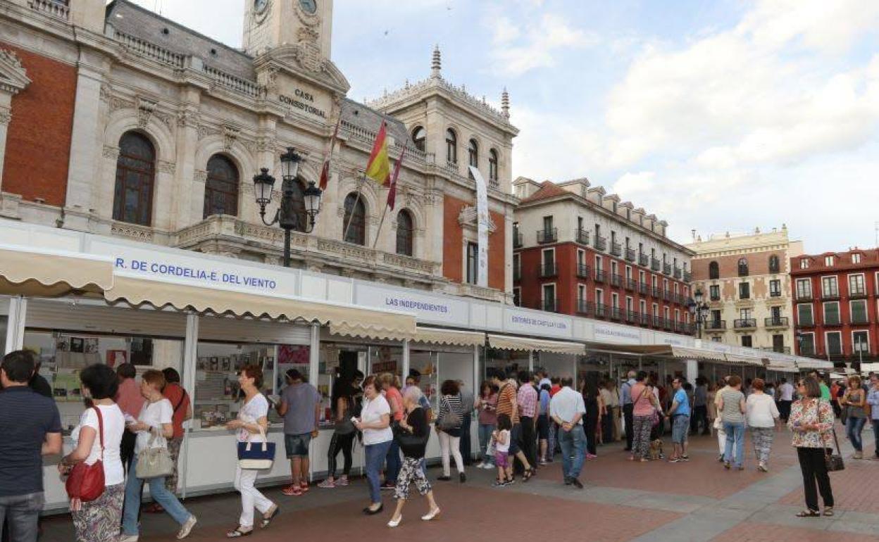 Casetas en la Feria del Libro de Valladolid en una edición anterior. 