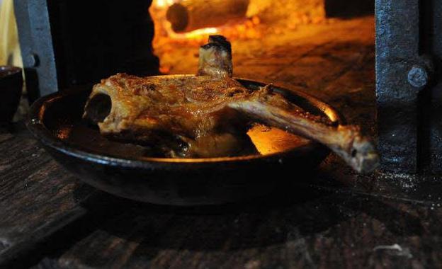 Imagen principal - Lechazo y cochinillos asados al horno de leña. 