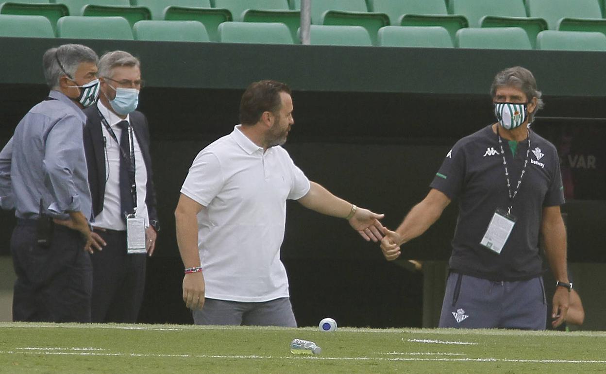 Sergio González saluda a Manuel Pellegrini. 