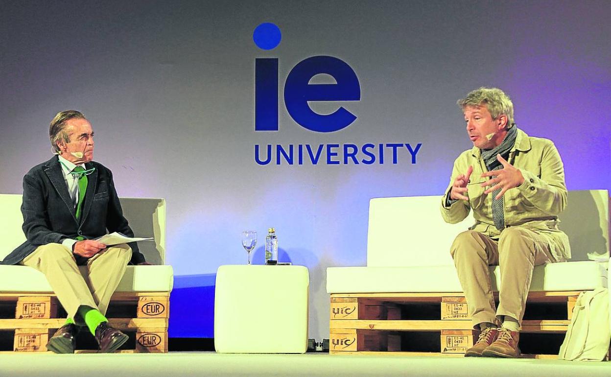 Vuillard, a la derecha, durante su charla con Diego del Alcázar, ayer en Segovia. 