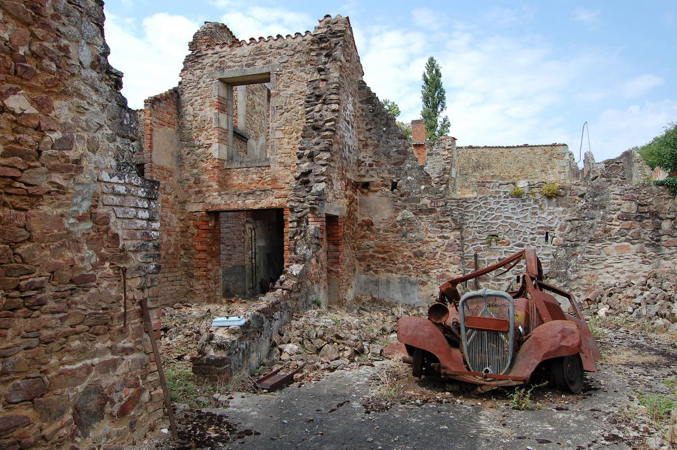 Orador-sur-Glane (Francia) | En junio de 1944 una división blindada de las Waffen-SS paró en esta localidad de regreso a Alemania para tomar represalias contra los civiles durante la Segunda Guerra Mundial. Eliminaron a toda la población del lugar y después lo quemaron. Sus restos son un emblema de los horrores que desencadenan los conflictos bélicos.