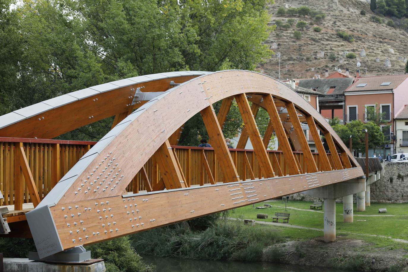 La Confederación Hidrográfica del Duero entrega al Ayuntamiento de Peñafiel las obras de este puente peatonal incluido en la Senda del Duero