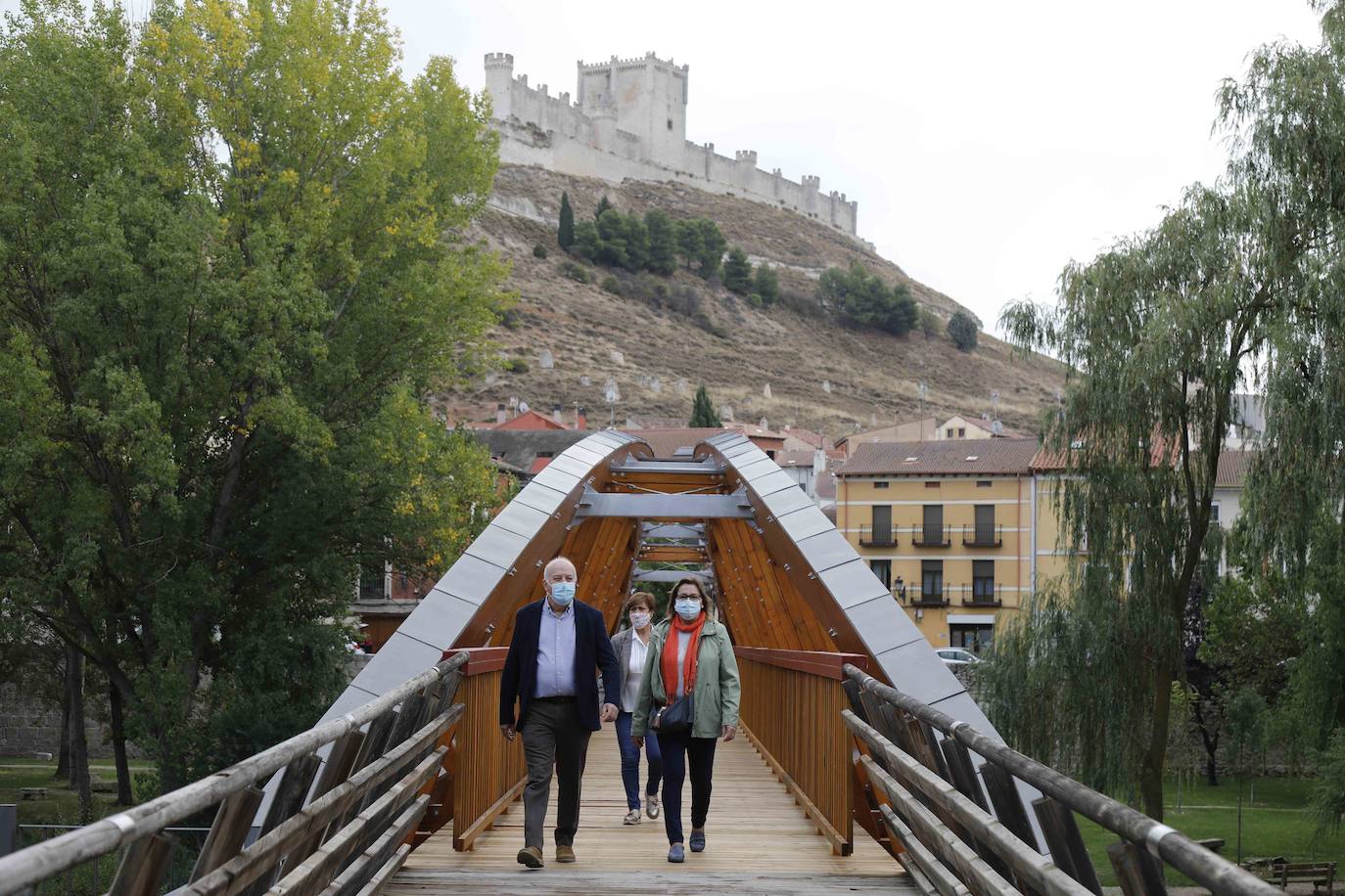 La Confederación Hidrográfica del Duero entrega al Ayuntamiento de Peñafiel las obras de este puente peatonal incluido en la Senda del Duero