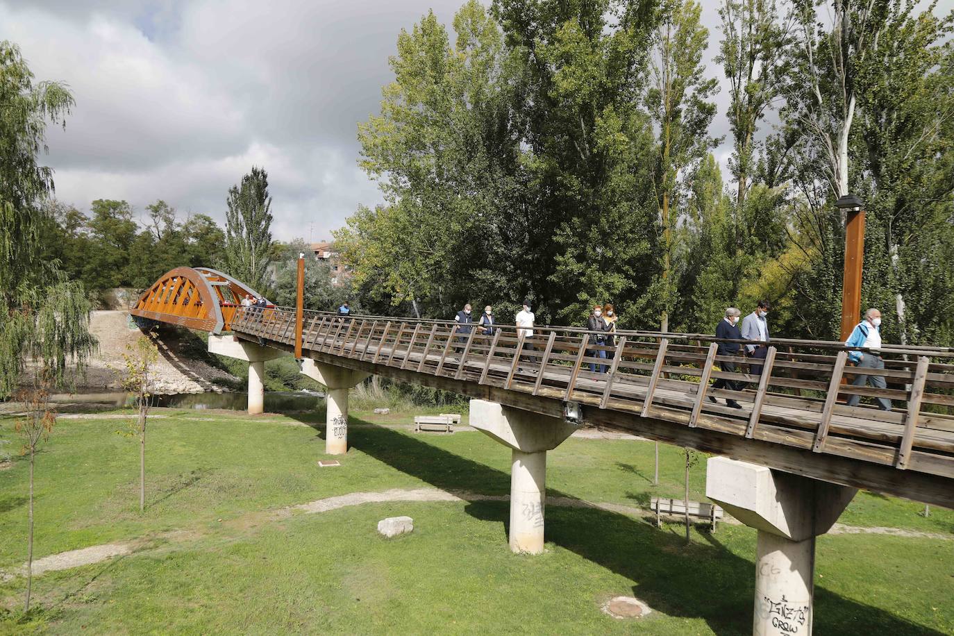 La Confederación Hidrográfica del Duero entrega al Ayuntamiento de Peñafiel las obras de este puente peatonal incluido en la Senda del Duero