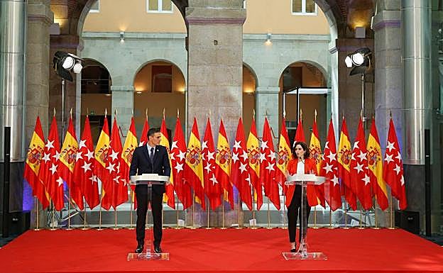 24 banderas, 12 de España y 12 de la Comunidad de Madrid, presiden la comparecencia de Pedro Sánchez e Isabel Díaz Ayuso. 