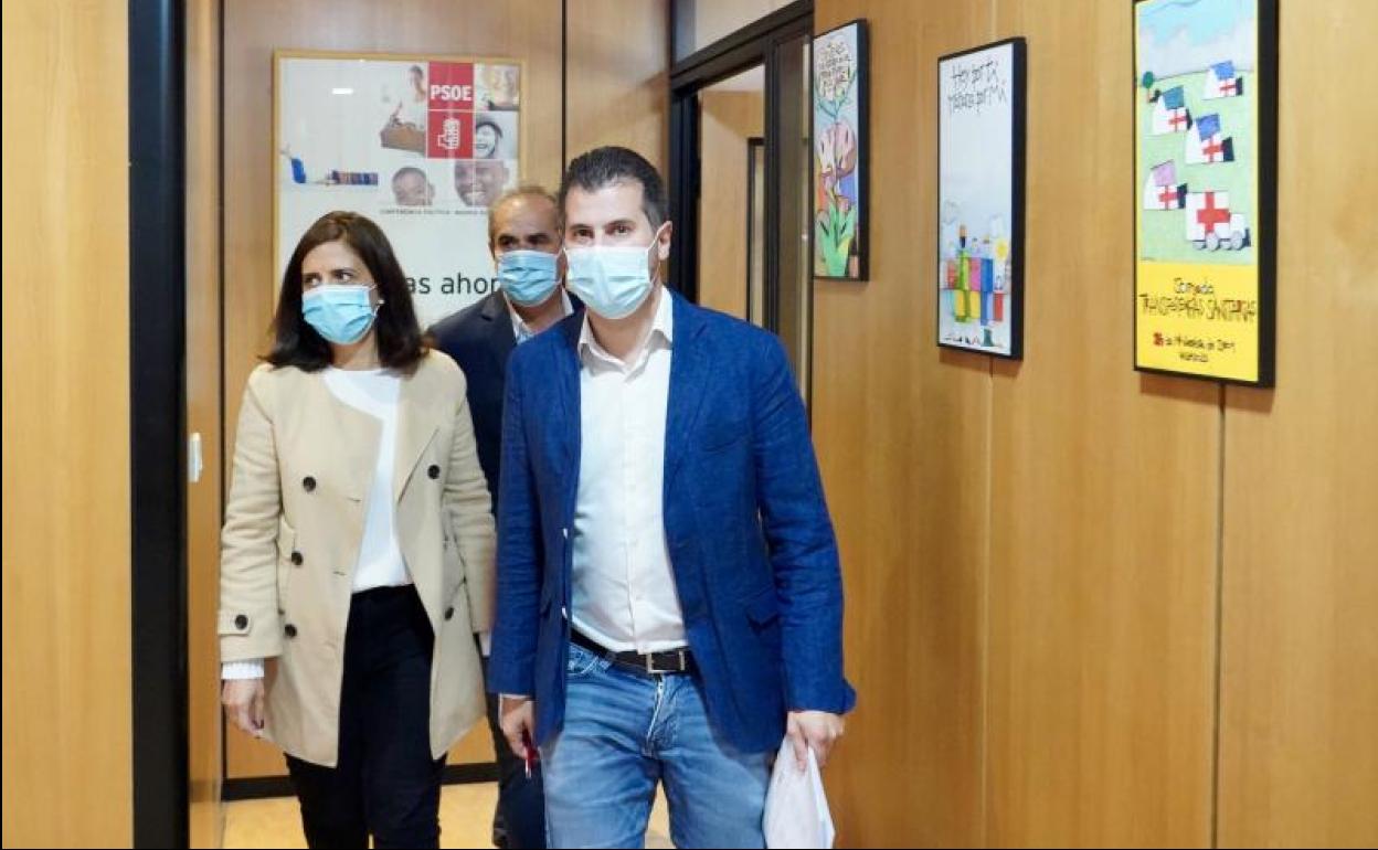 Luis Tudanca, acompañado de Esther Peña y Luis Briones, a su llegada a la rueda de prensa. 