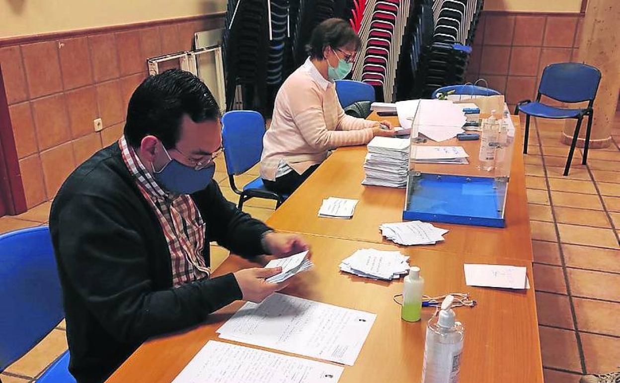 Un momento del recuento de las papeletas emitidas. 