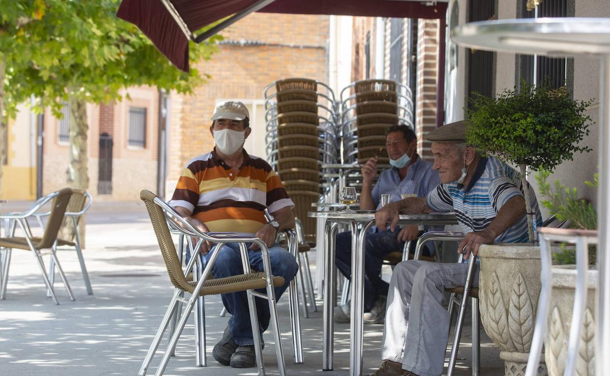 Vecinos de Pesquera de Duero en la terraza de un bar de la localidad. 