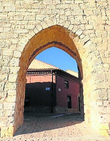 Imagen secundaria 2 - Arriba, uno de los chozos restaurdos; abajo, ermita de la Anunciada (foto Fernando) y Puerta de la Villa