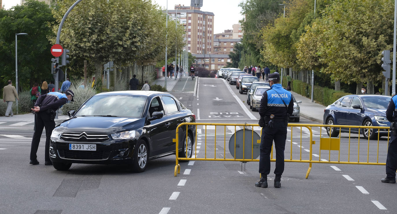 La Policía Local controla el acceso al centro desde el puente del Poniente.