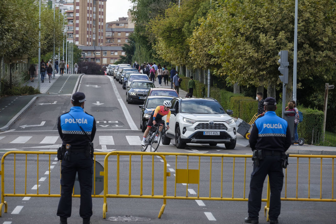 Alguna retención a hora punta en Poniente e Isabel la Católica, según reconocían fuentes de la Policía Local, pero una jornada sin grandes problemas de tráfico