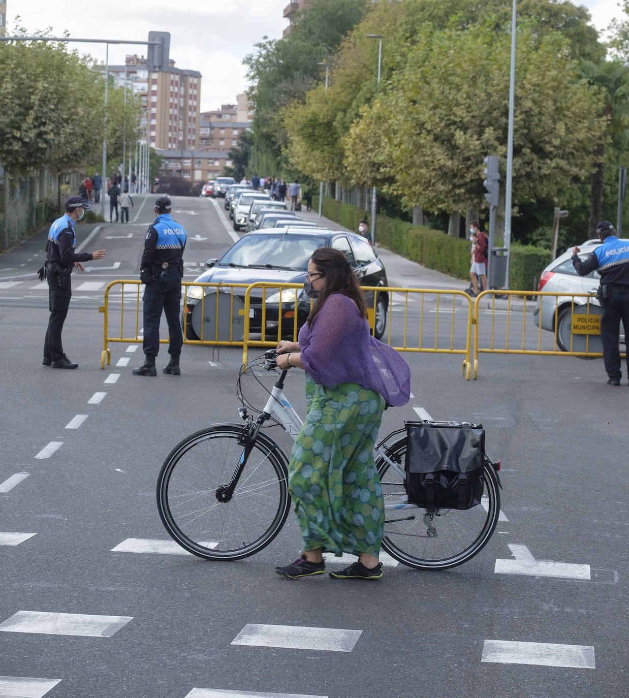 Alguna retención a hora punta en Poniente e Isabel la Católica, según reconocían fuentes de la Policía Local, pero una jornada sin grandes problemas de tráfico