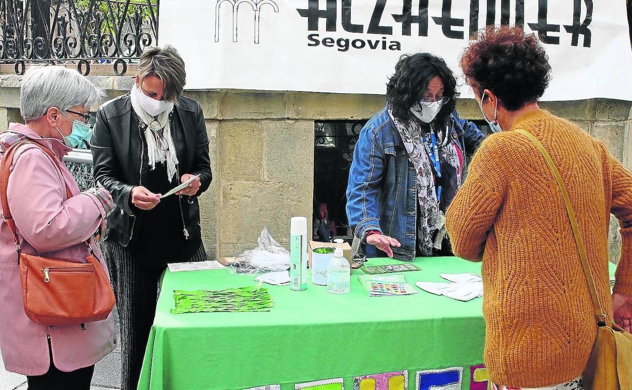 Voluntarias de la asociación informan sobre la campaña en la mesa instalada ayer en la Plaza Mayor de Segovia. 