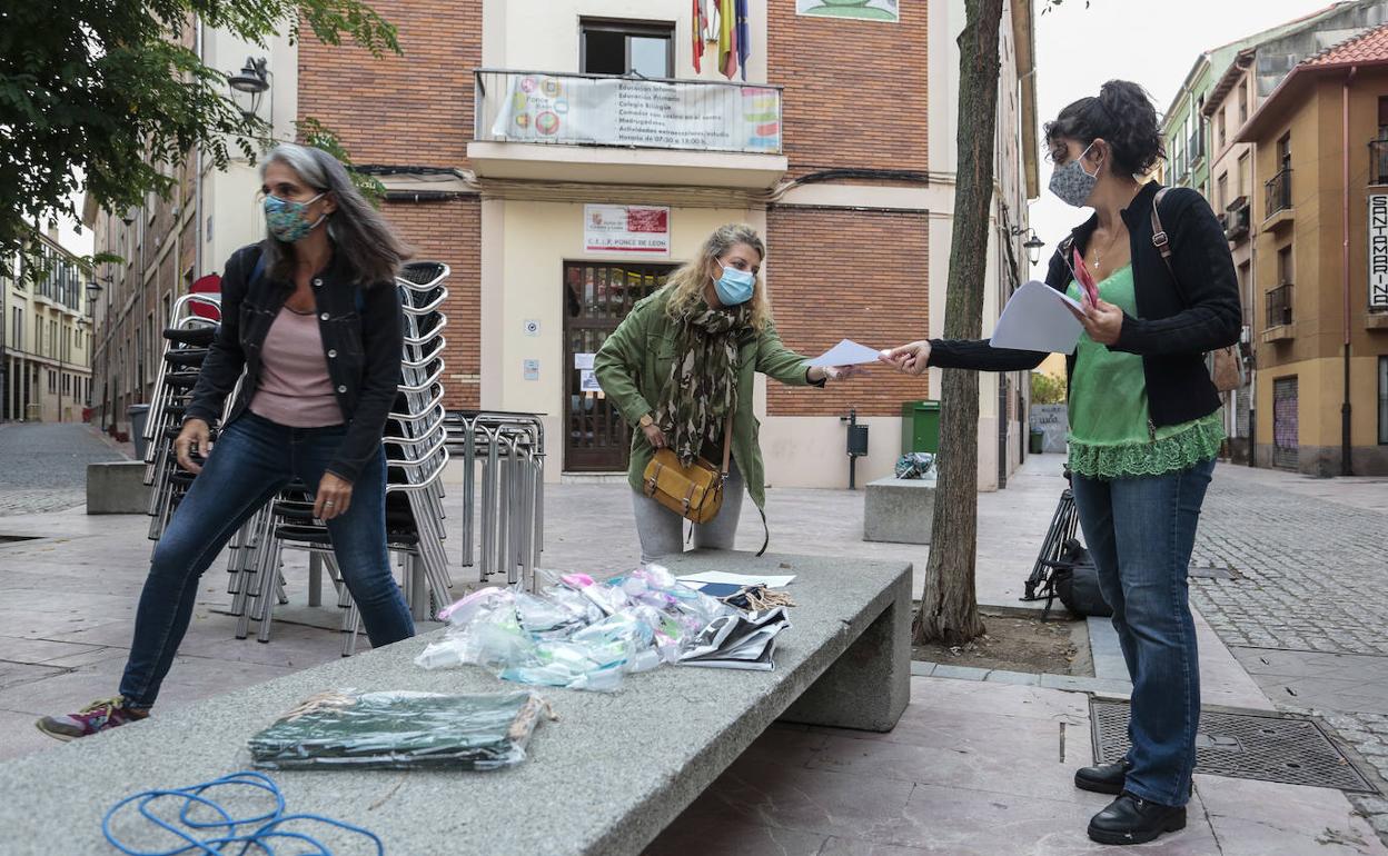 Los padres y madres organizan una actividad en la calle para denunciar que no se les permite usar las instalaciones del centro.