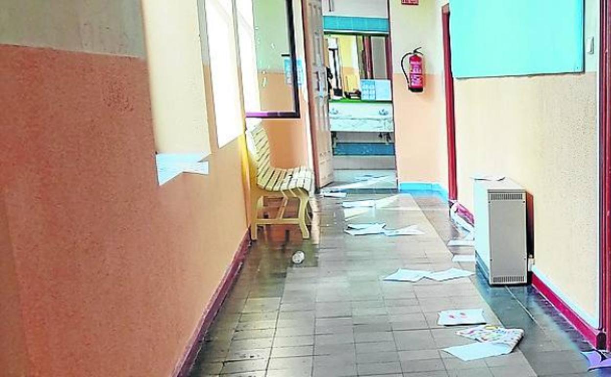 Papeles en los pasillos de la escuela. 