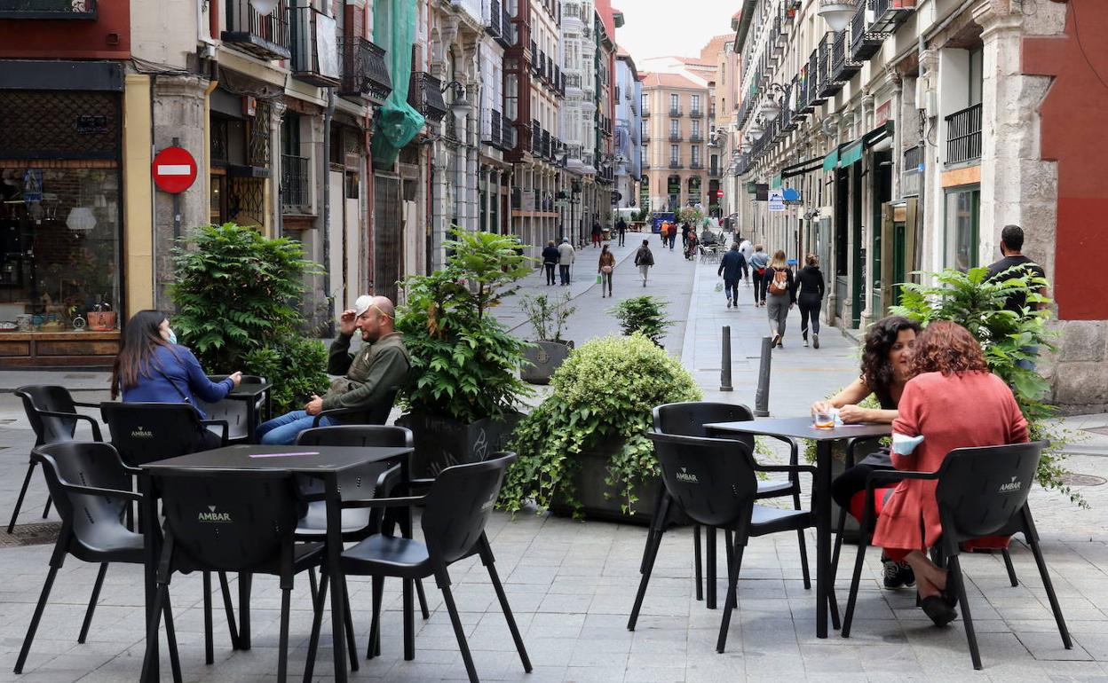 Clientes en una terraza de Valladolid.