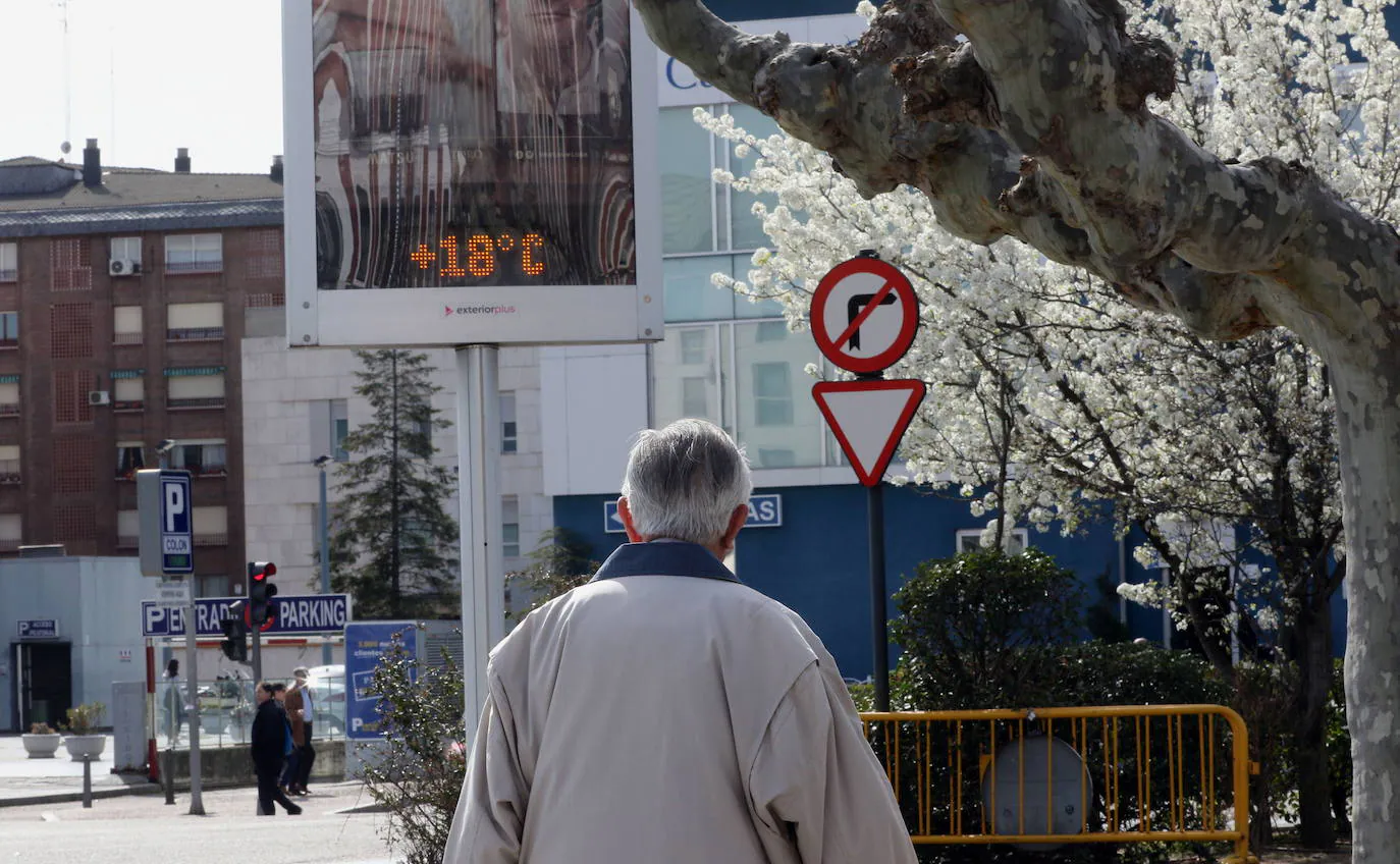 Panel informativo de la temperatura en la plaza de Colón de Valladolid. Hoy, en la capital vallisoletana, se registrarán máximas de 22º y mínimas de 10º.