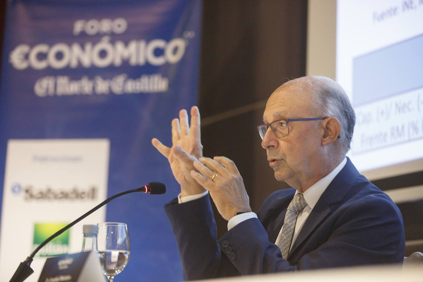 Asistentes al Foro Económico de El Norte que ha inaugurado el exministro de Hacienda Cristóbal Montoro. 