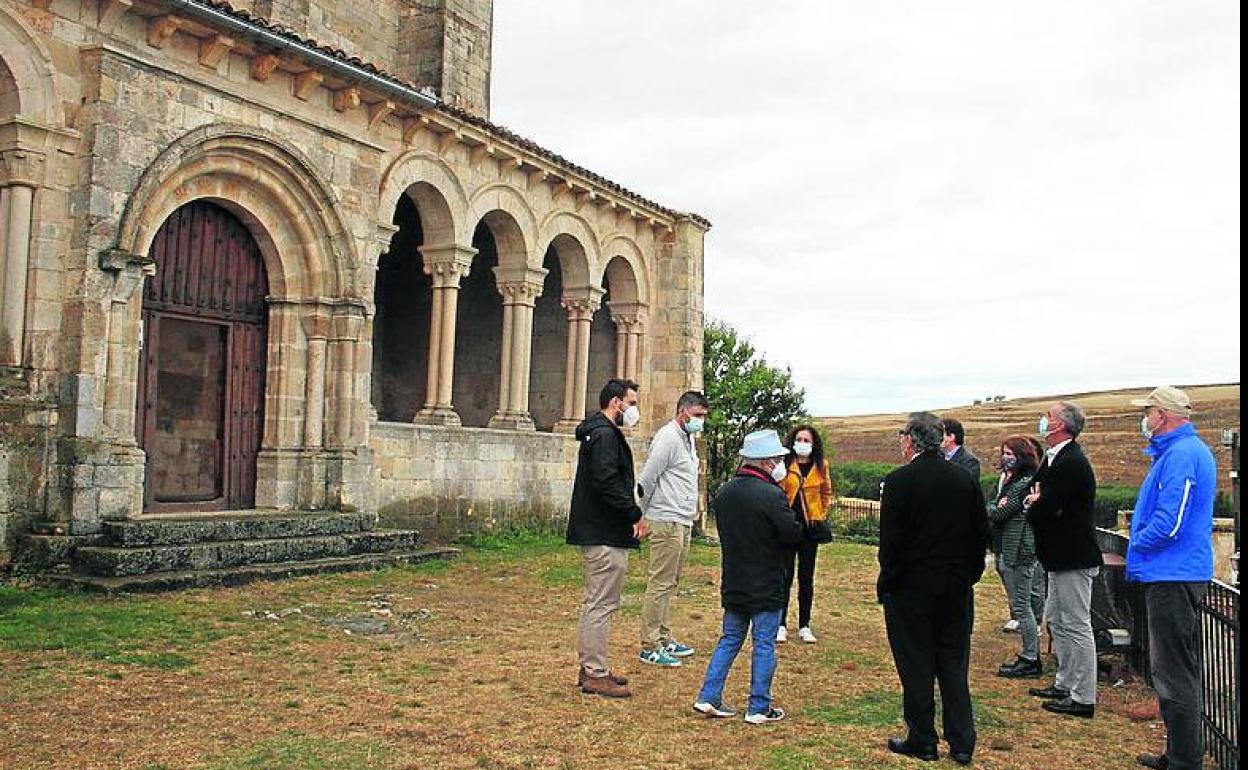 Una de las fachadas del templo. 