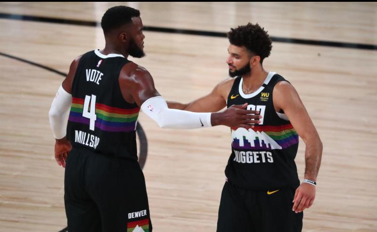 Paul Millsap y Jamal Murray celebran la victoria de Denver. 