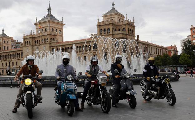 Cinco de los participantes posan en la Plaza Zorrilla de Valladolid.