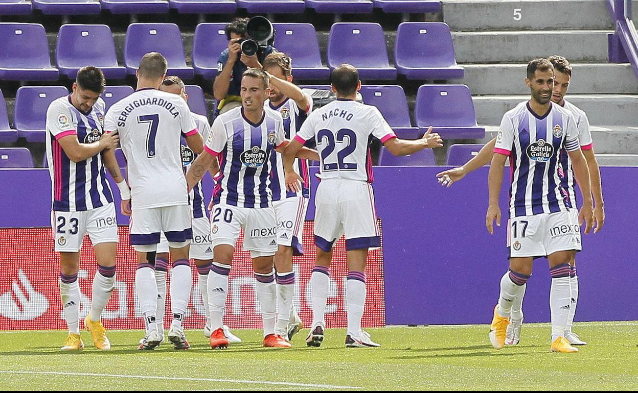 Los jugadores del Real Valladolid celebran el gol de Míchel Herrero en la primera jornada ante la Real Sociedad