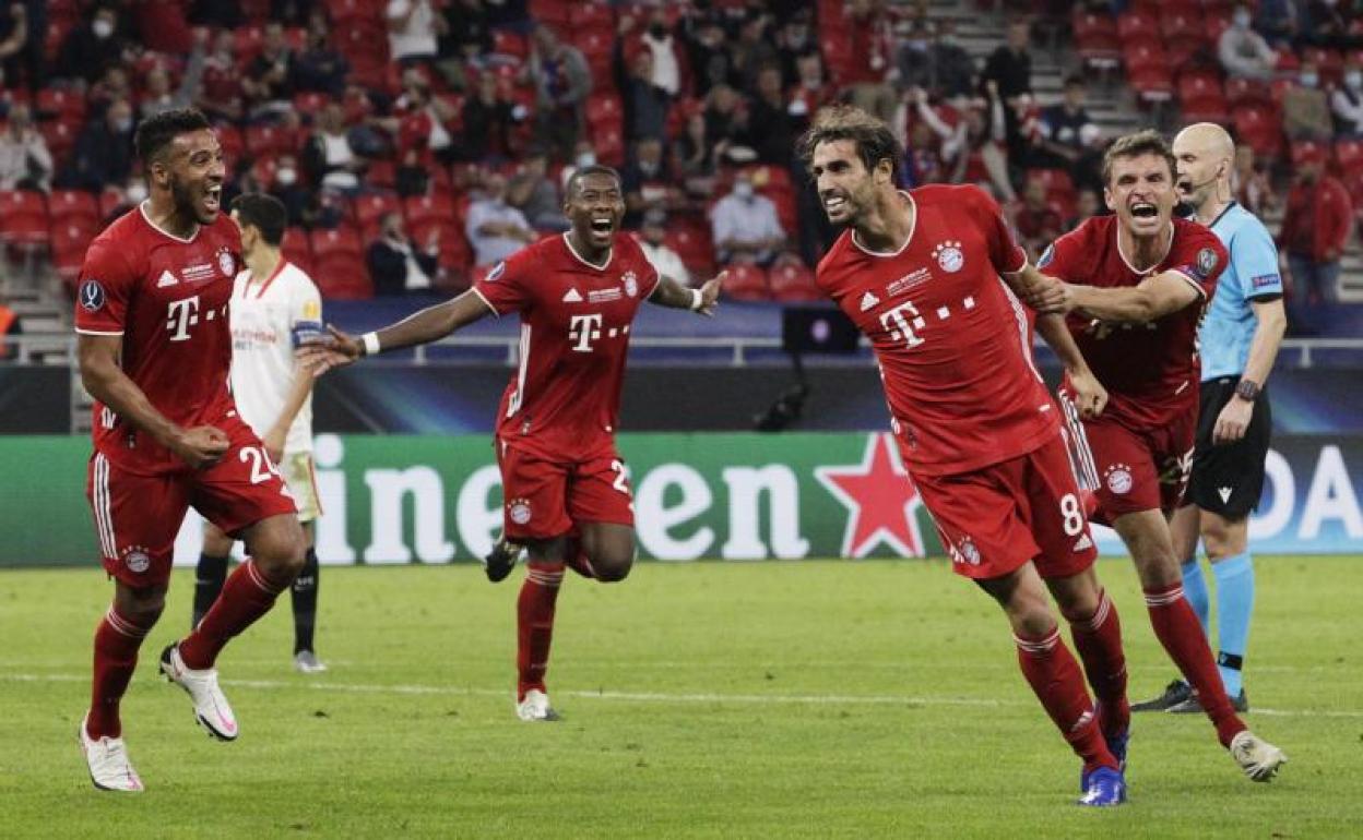 Los bávaros celebran el gol de Javi Martínez.