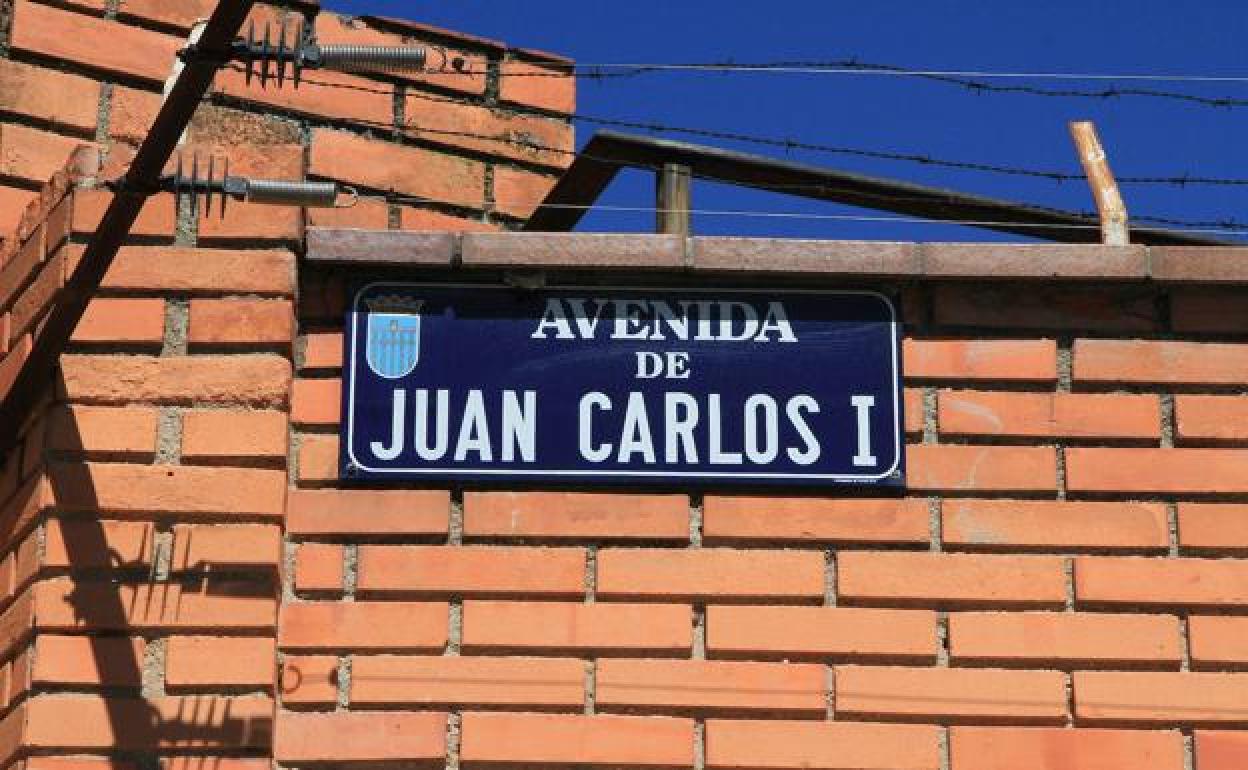 Cartela de la avenida de Juan Carlos I en Segovia. 