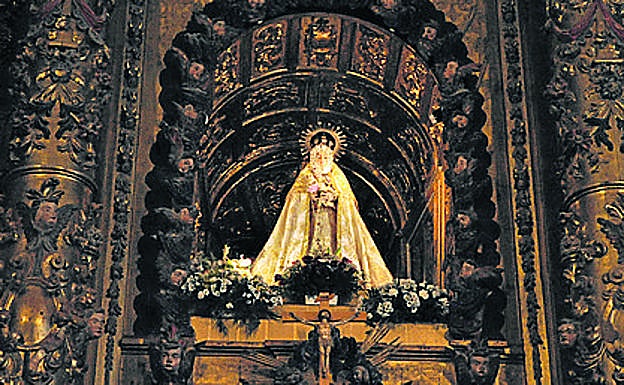 Imagen principal - Arriba, detalle del retablo, la Virgen Inmaculada del siglo XVII; abajo, parroquia de Nuestra Señora del Milagro; y retablo mayor, obra de Pedro de Correas. 