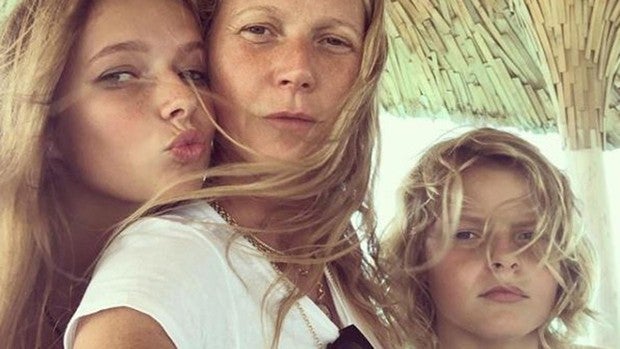 Gwyneth Paltrow con sus dos hijos. 