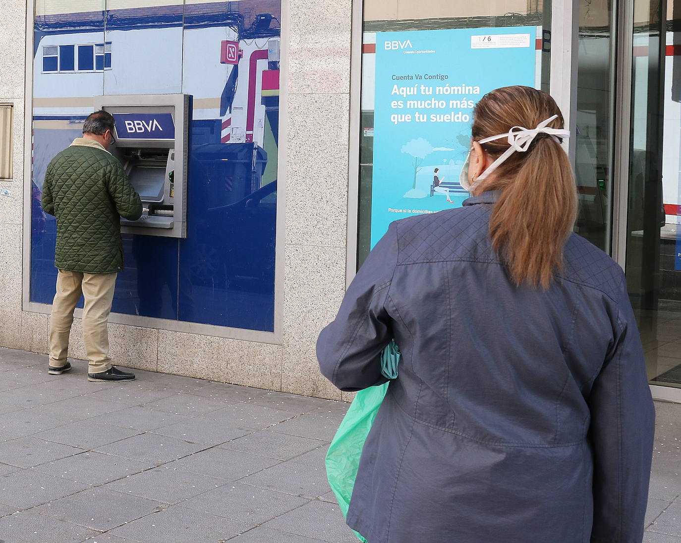 Un hombre, en un cajero de la Calle Cigueña de Valladolid, el pasado mes de abril. 