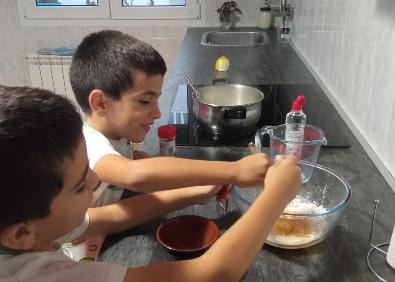 Imagen secundaria 1 - Carlos y Gonzalo en distintas fases del proceso. 