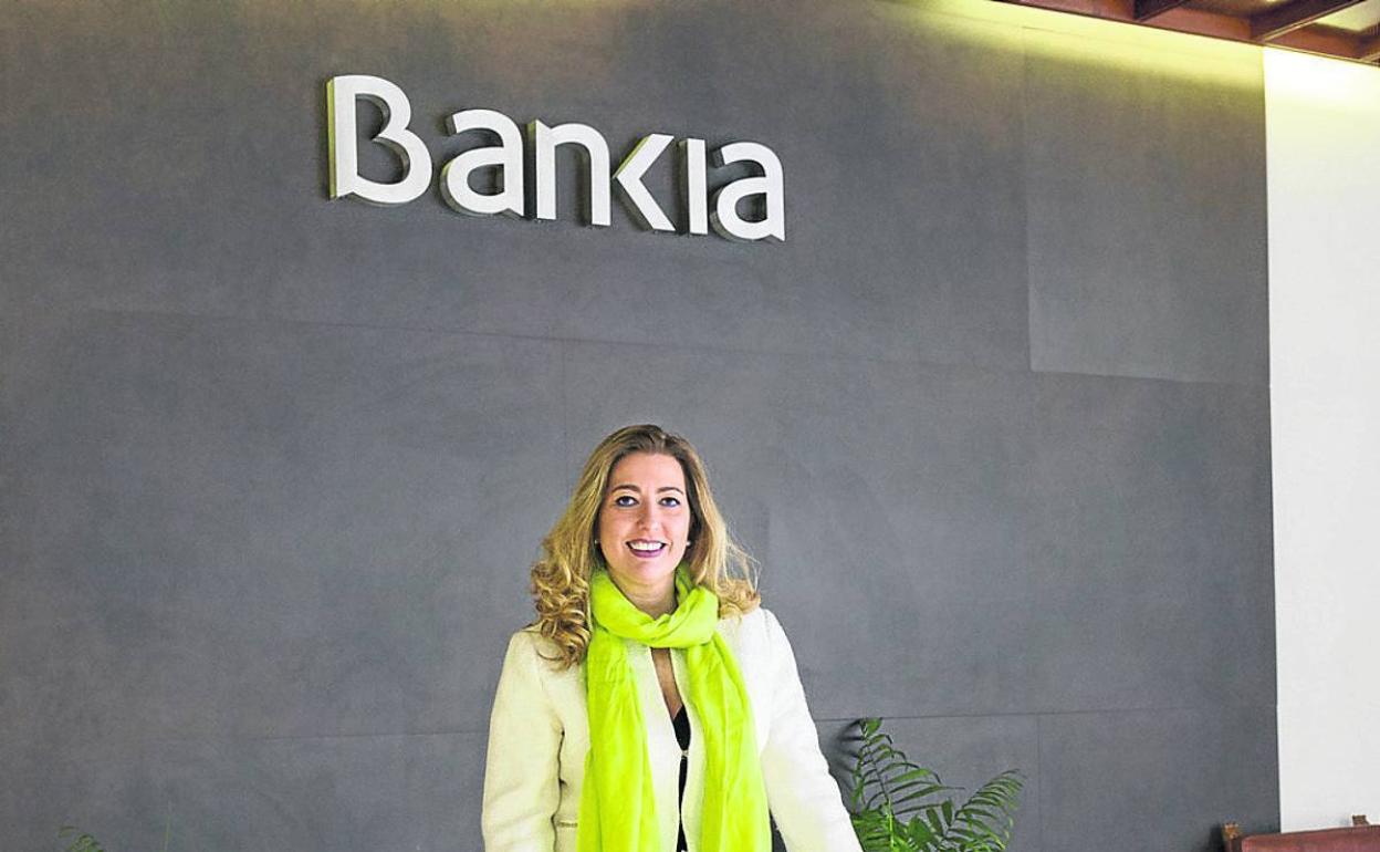 Lola Peñas, en la oficina principal de Bankia en Segovia. 