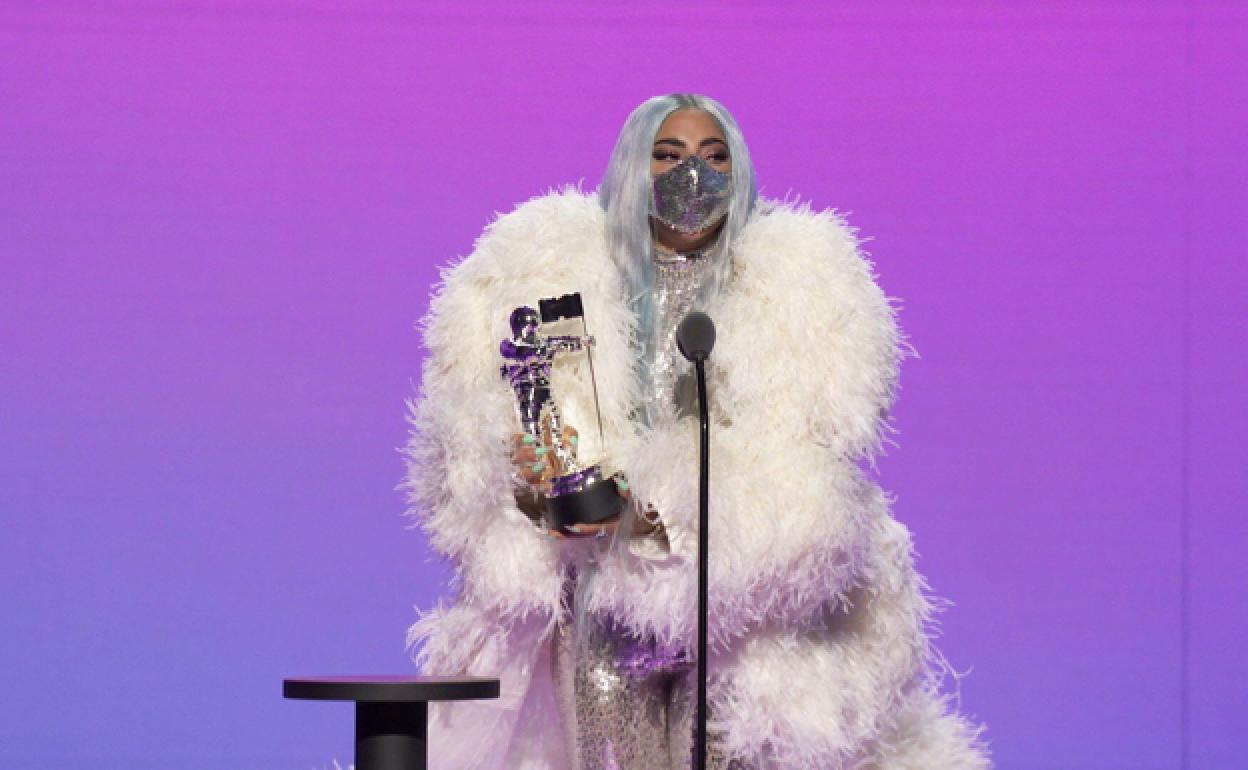 Lady Gaga mientras habla tras recibir uno de los premios MTV VMA 2020. 