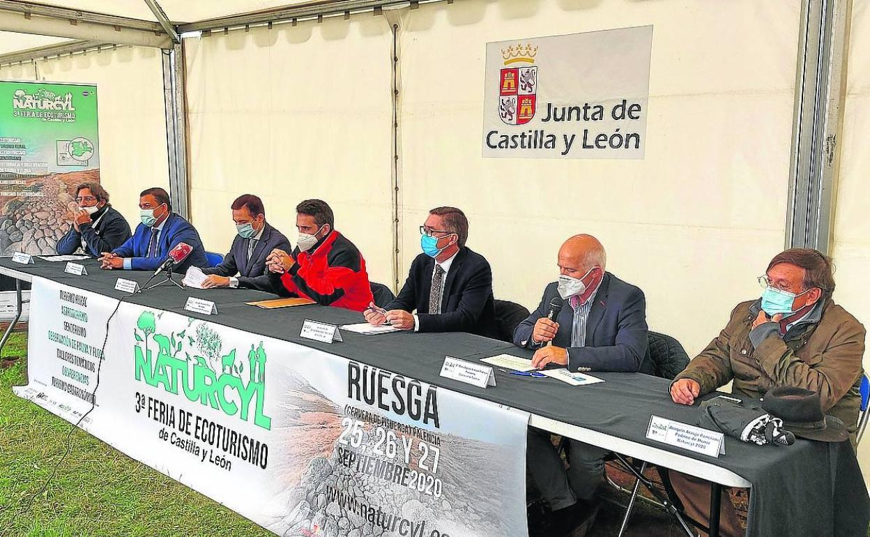 Representantes políticos, durante la inauguración de la feria en Ruesga. 