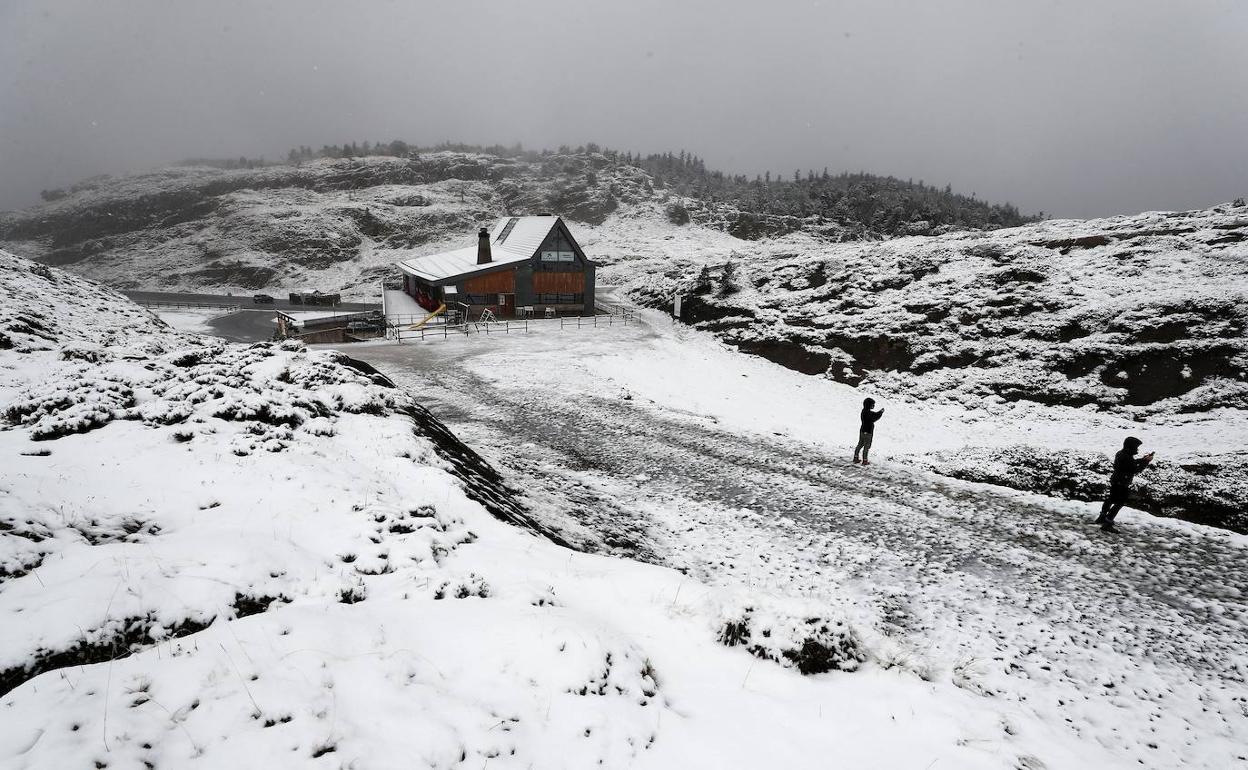 Aspecto que presenta el puerto de Belagoa (Navarra) que ha recibido las primeras nieves de la temporada tras el brusco descenso de las temperaturas.