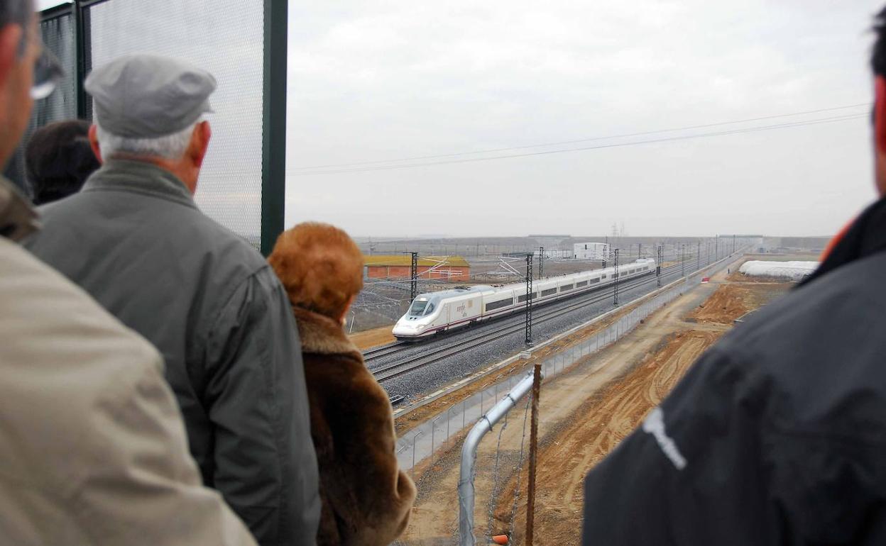 Vecinos de Valdestillas contemplan el paso del AVE con destino a la estacion Campo Grande,